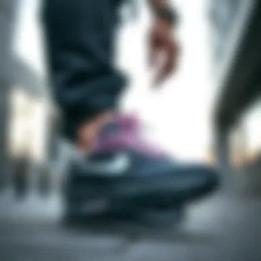 A person wearing Air Max Siyah in an urban setting, highlighting its versatility